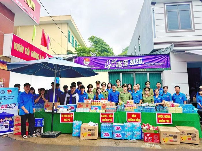  Để tiếp sức mùa thi cho các sĩ tử, Tỉnh Đoàn Sơn La đã vận động nguồn lực, chuẩn bị hơn 7.132 chai nước uống, 2.040 hộp sữa, 1.560 suất bánh và đồ ăn nhẹ. 