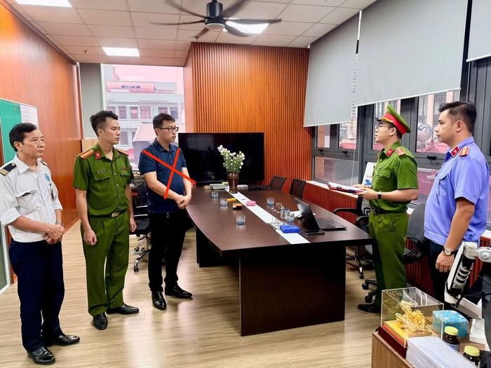 Cơ quan CSĐT thi hành l Lệnh khám xét khẩn cấp nơi làm việc của Bùi Đắc Ánh Dương, Giám đốc Công ty Cổ phần hệ thống thông tin ATHENA Việt Nam