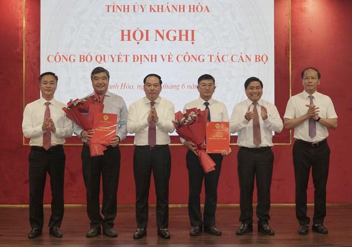Lãnh đạo tỉnh Khánh Hòa trao quyết định, tặng hoa chúc mừng ông Tạ Hồng Quang (thứ 2 bên trái ảnh) và ông Lê Hoàng Triều (thứ 3 bên phải ảnh).