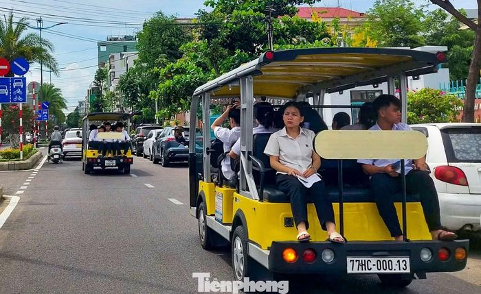 Xe điện du lịch được nhà trường thuê để đưa đón các em học sinh đi thi.