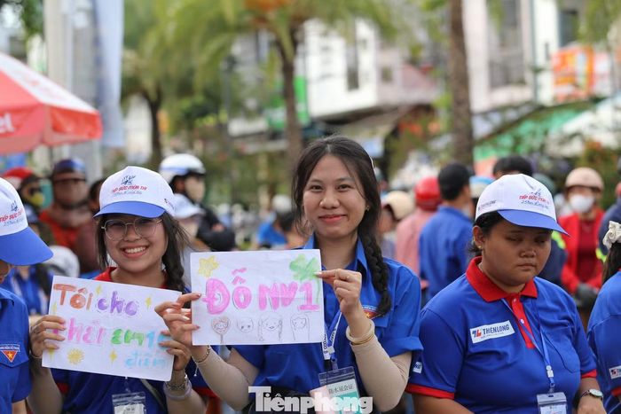 Lực lượng thanh niên tình nguyện có mặt tại các điểm thi để hỗ trợ các thí sinh.