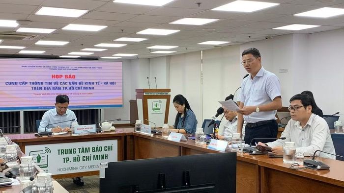 Ông Nguyễn Xuân Tiến chia sẻ thông tin tại cuộc họp báo