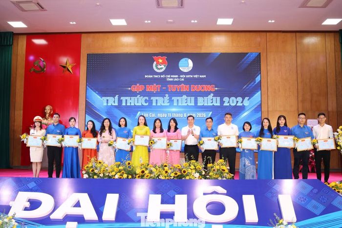 Lãnh đạo Tỉnh Đoàn Lào Cai trao bằng khen cho 55 tri thức trẻ tiêu biểu năm 2026.