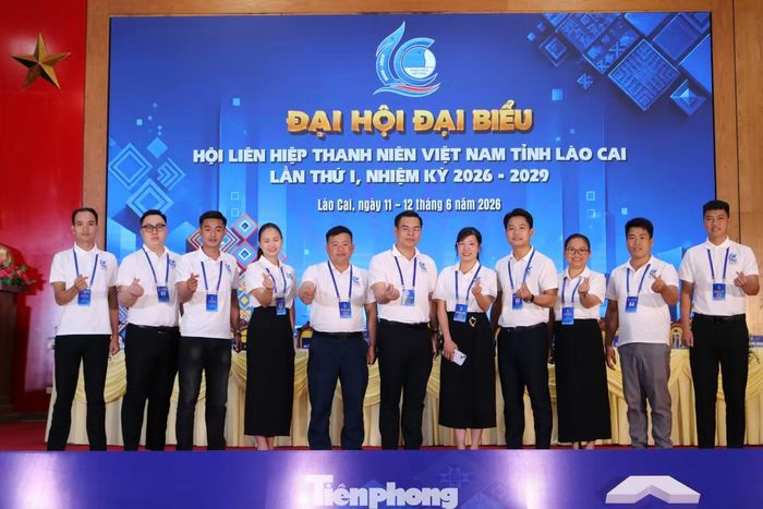 Các đoàn tham gia chụp ảnh lưu niệm tại Đại hội.