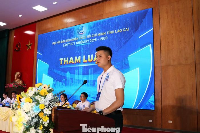 Anh Nguyễn Tuấn Anh - Bí thư Đoàn phường Yên Bái phát biểu tham luận tại Đại hội.