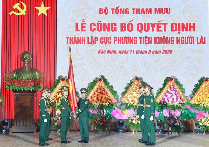 Đại tướng Phan Văn Giang trao Quân kỳ Quyết thắng cho Cục Phương tiện không người lái.