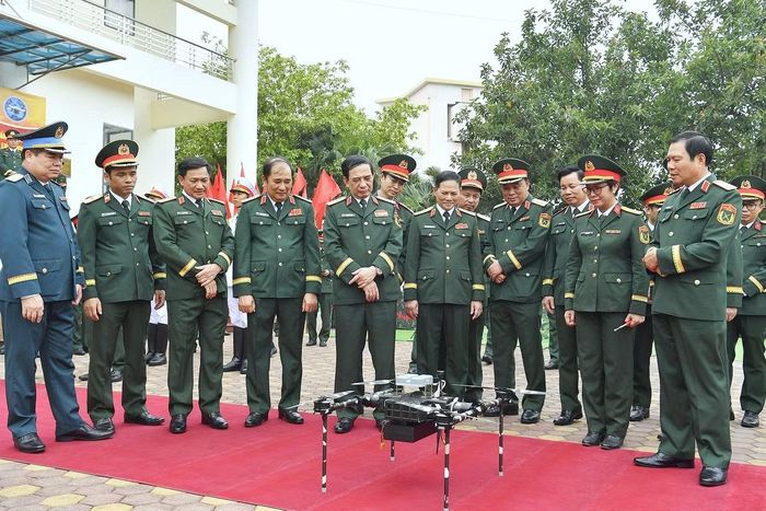 Đại tướng Phan Văn Giang cùng các đại biểu tham quan trưng bày vũ khí, trang bị kỹ thuật không người lái.