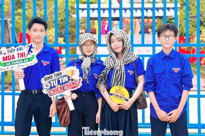 "Các đội hình không chỉ phát nước, hướng dẫn giao thông mà còn hỗ trợ trực tuyến, tư vấn tâm lý, lan tỏa năng lượng tích cực trên mạng xã hội với tinh thần: mỗi đội hình “Tiếp sức mùa thi” là một điểm tựa an toàn cho thí sinh và phụ huynh", anh Hùng nói.
