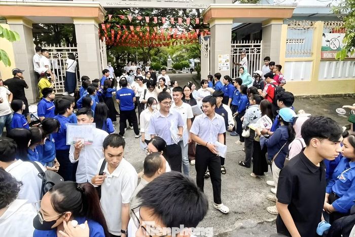 Để hỗ trợ cho hơn 35,5 nghìn thí sinh trong Kỳ thi tốt nghiệp THPT năm 2026 trên địa bàn, Thành Đoàn Đà Nẵng đã triển khai 99 đội hình “Tiếp sức mùa thi”, huy động khoảng 2.500 tình nguyện viên hỗ trợ tại các điểm thi. Tổng nguồn lực huy động để hỗ trợ thí sinh và người nhà là khoảng 400 triệu đồng.