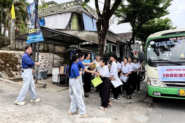 Tại xã Trà My (TP. Đà Nẵng), năm nay, hơn 600 thí sinh dự thi Kỳ thi tốt nghiệp THPT năm 2026 ở hai điểm trường THPT Bắc Trà My và PTDTNT THCS & THPT Nước Oa. Con số không lớn, nhưng phía sau đó là những hành trình đến điểm thi không hề dễ dàng. Để đảm bảo điều kiện tốt nhất cho các sĩ tử, Đoàn xã Trà My đã phối hợp tổ chức chuyến xe đưa đón thí sinh đến điểm thi. Ảnh: Giang Thanh
