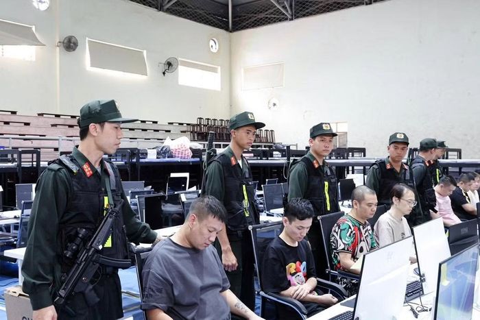 Công an Phú Thọ bắt khống chế các đối tượng.