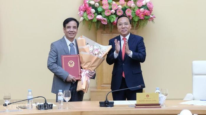 Thứ trưởng Nguyễn Hoàng Long trao Quyết định và tặng hoa chúc mừng ông Trần Anh Tấn.