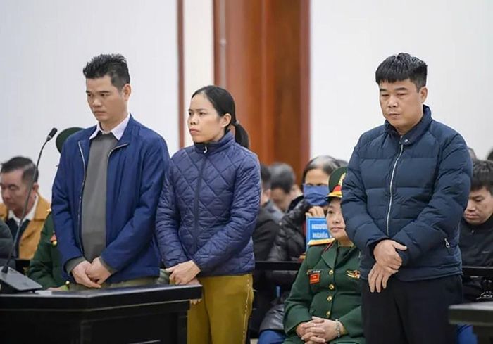 Bị cáo Nguyễn Văn Hậu (ngoài cùng bên phải) tại phiên tòa sơ thẩm.
