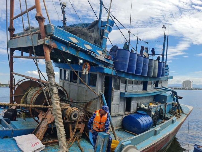 Tàu cá bị lực lượng chức năng Bộ Tư lệnh Vùng Cảnh sát biển 2 kiểm tra, xác minh các dấu hiệu vi phạm pháp luật trong hoạt động khai thác thủy sản trên biển.