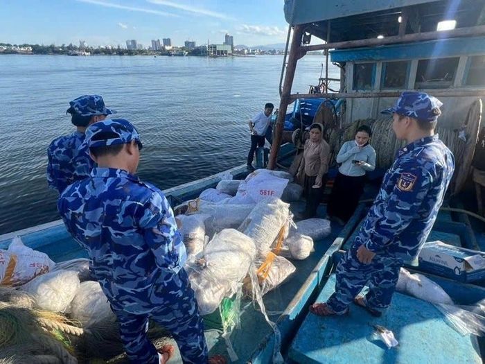 Lực lượng Bộ Tư lệnh Vùng Cảnh sát biển 2 kiểm tra hàng hóa trên tàu cá có dấu hiệu vi phạm các quy định về chống khai thác hải sản bất hợp pháp (IUU).