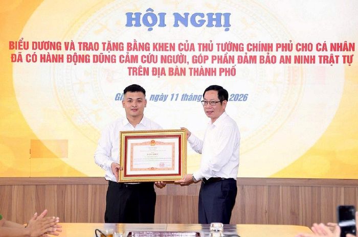 Ông Vũ Tiến Phụng, Phó Chủ tịch UBND TP. Hải Phòng trao Bằng khen của Thủ tướng Chính phủ cho cá nhân đã có hành động dũng cảm cứu người.