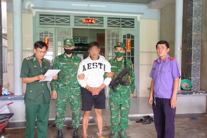 Bắt khẩn cấp đối tượng Cao Anh Tài tại nhà riêng.