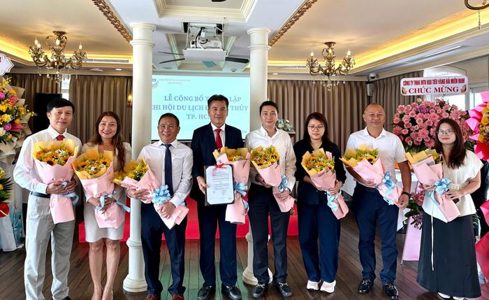Đại diện Ban chấp hành Lâm thời Chi hội Du lịch đường thủy TP.HCM