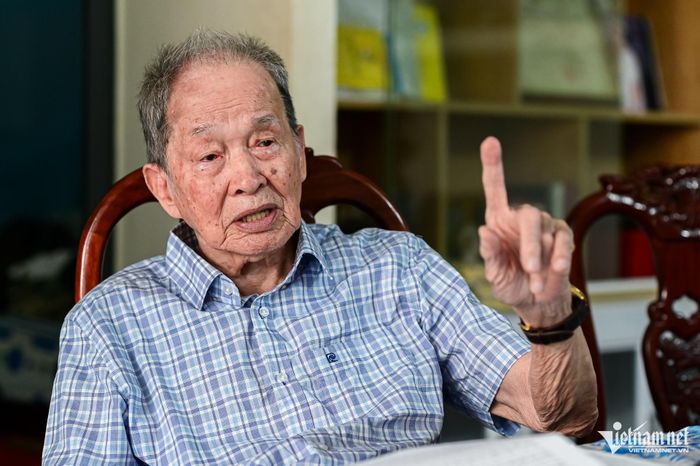 Ở tuổi 98, ông Tư Cang vẫn minh mẫn. Ông thường xuyên tham dự các buổi gặp mặt, nói chuyện. Ảnh tư liệu: Nguyễn Huế