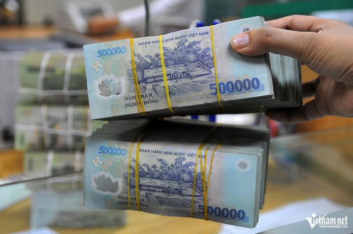 Nhiều ngân hàng phát hành chứng chỉ tiền gửi với lãi suất cao hơn lãi suất tiết kiệm nhằm huy động tiền gửi. Ảnh minh họa: Nam Khánh
