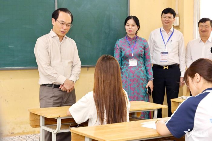 Bộ trưởng Hoàng Minh Sơn động viên thí sinh.