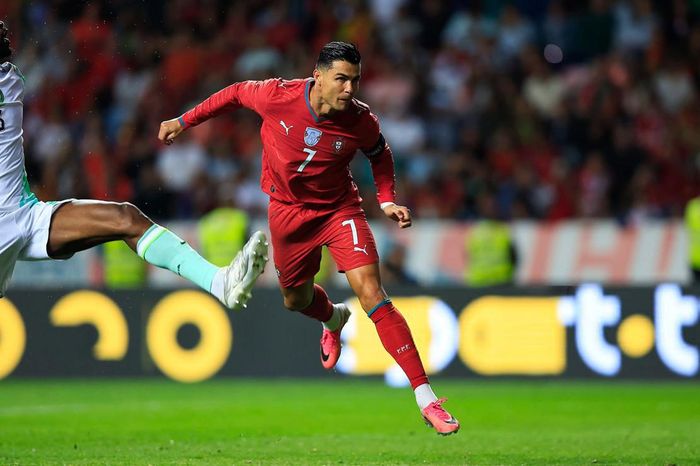 Ronaldo đá chính và phung phí những cơ hội đầu tiên