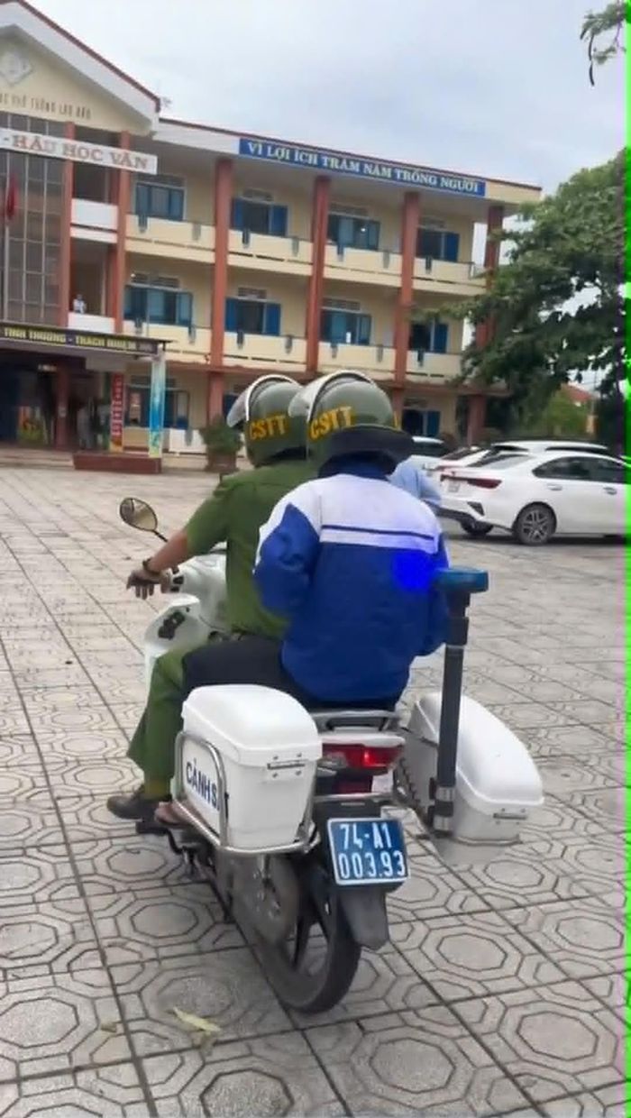 Nam sinh Quảng Trị được lực lượng công an hỗ trợ đưa đến điểm thi kịp thời.