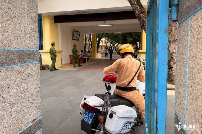 Thượng úy Huỳnh Tấn Tây dùng xe chuyên dụng đưa thí sinh đến Điểm thi kịp thời. Ảnh: N.Đ