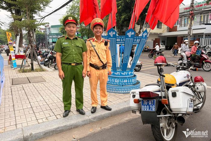 Lực lượng công an làm nhiệm vụ tại Điểm thi Trường THPT Trần Quốc Tuấn. Ảnh: N.Đ