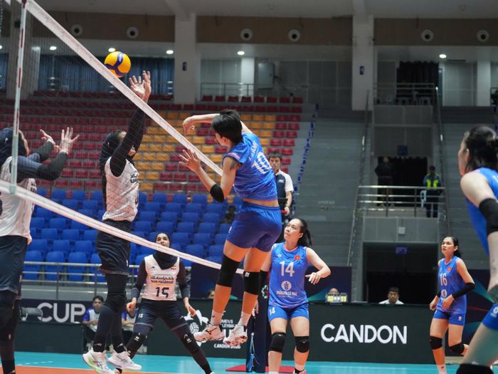 Bước vào set 3, Iran có màn thể hiện rất đáng khen ngợi, dẫn trước 16/12. Sau khi hòa 19/19, hai đội thi đấu giằng co rất hấp dẫn. Ở tình huống quyết định, VĐV Iran đập bóng ra ngoài, tuyển bóng chuyền nữ Việt Nam thắng 27/25 ở set 3, chung cuộc thắng 3-0. 