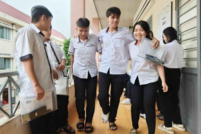 Hai bạn Hoàng Anh và Thu Hà luôn đồng hành với Tuấn Anh. Ảnh: TH