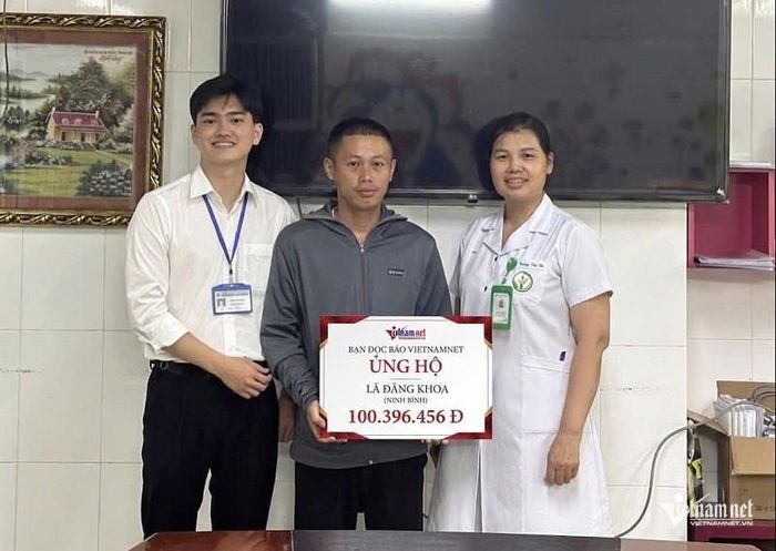 Số tiền 100.396.456 đồng của bạn đọc giúp đỡ bé Lã Đăng Khoa đã được Báo VietNamNet trao tận tay gia đình