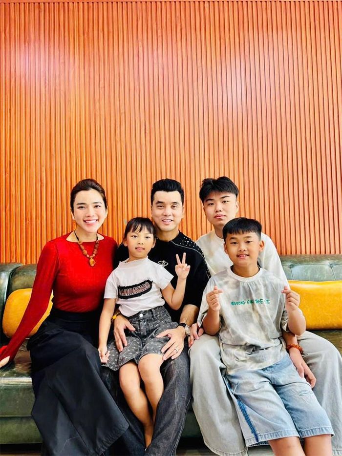 Gia đình Ưng Hoàng Phúc và siêu mẫu Kim Cương. Will ngồi sát bên bố dượng.