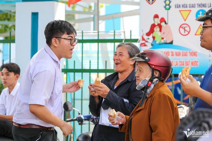 Người thân chờ đón và động viên thí sinh Võ Nguyễn Hoàng Long (Khánh Hòa) sau khi hoàn thành bài thi Ngữ văn. Ảnh: Xuân Ngọc