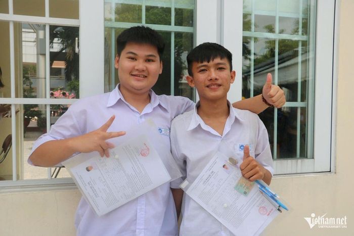 Thí sinh tại điểm thi Trường THPT Bà Rịa (TPHCM) thoải mái sau giờ thi môn Ngữ văn tốt nghiệp THPT năm 2026. Ảnh: Quang Hưng