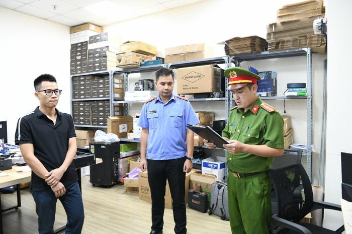 Cơ quan CSĐT thi hành lệnh khám xét khẩn cấp nơi làm việc đối với Khuất Tiến Minh, Giám đốc Công ty TNHH MTV giải pháp công nghệ Tek-solution tại phường Hà Đông, thành phố Hà Nội. Ảnh: CACC