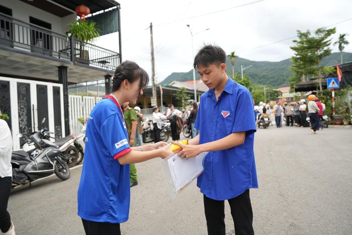 Các em học sinh vùng cao được hỗ trợ sữa, bánh mỳ. Ảnh: Ngọc Toàn