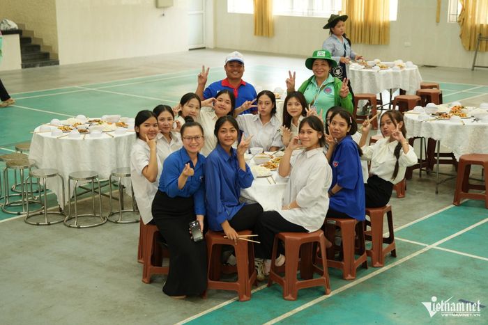 Các thí sinh vùng cao ăn cơm ngay tại điểm thi Trường THPT A Lưới. Ảnh: Ngọc Toàn