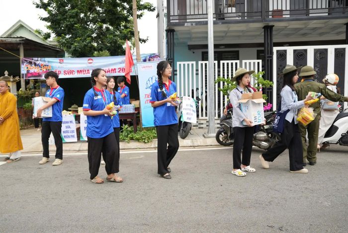Hàng trăm ổ bánh mỳ, hộp sữa, chai nước lọc được đưa tới tận tay thí sinh vùng cao TP Huế. Ảnh: Ngọc Toàn