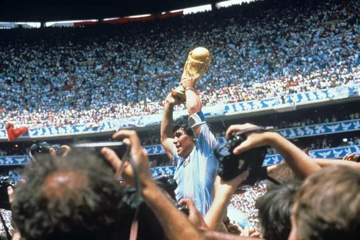 Maradona và khoảnh khắc lịch sử tại Azteca. Ảnh: EFE