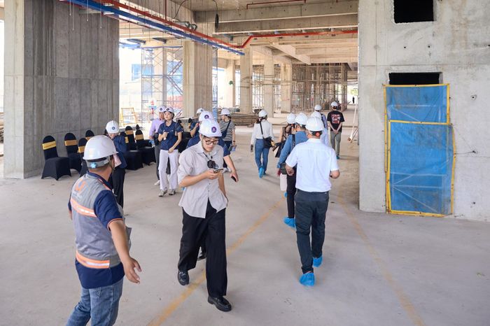 Nhiều khách hàng lựa chọn trực tiếp khảo sát công trường trước khi đưa ra quyết định sở hữu bất động sản.