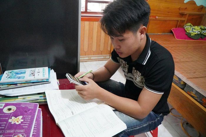 Cậu học trò người Đan Lai Lê Văn Sơn ôn bài tại phòng trọ chiều ngày 10/6. Ảnh: Thanh Hải