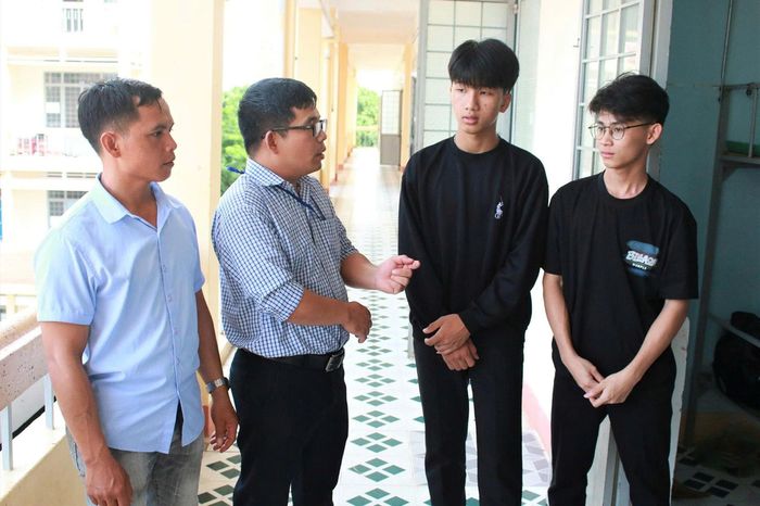 Thầy giáo Ngô Xuân Cẩn (thứ hai trái sang) căn dặn học sinh chuẩn bị thật tốt trước khi bước vào kỳ thi tốt nghiệp THPT năm 2026. Ảnh: Ngọc Chí