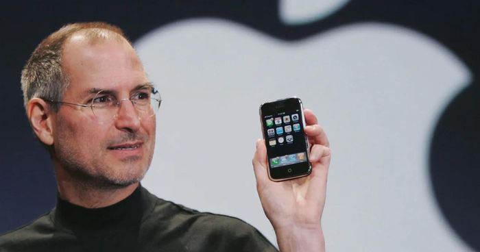 Steve Jobs trong một lần giới thiệu iPhone mới. Ảnh: CNET