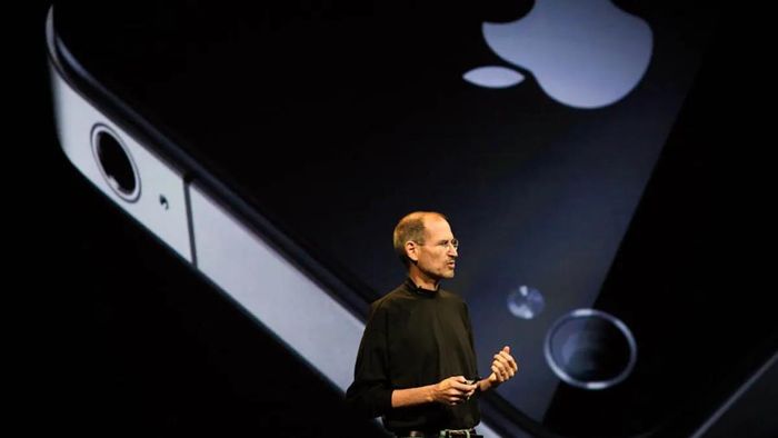 Steve Jobs trên sân khấu quảng bá cho iPhone 4. Ảnh: CNET