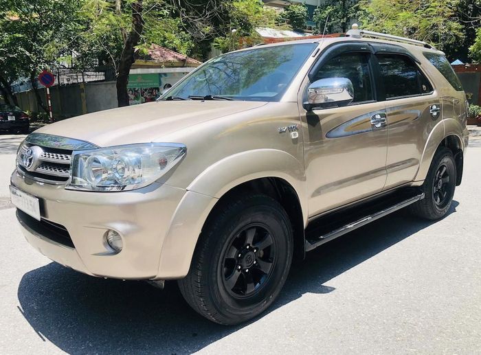 Toyota Fortuner SR5 nhập khẩu Indonesia sản xuất năm 2011.