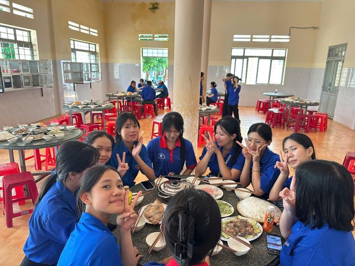 Những suất cơm tiếp sức mùa thi tại Trường Phổ thông Dân tộc nội trú THCS Krông Bông
