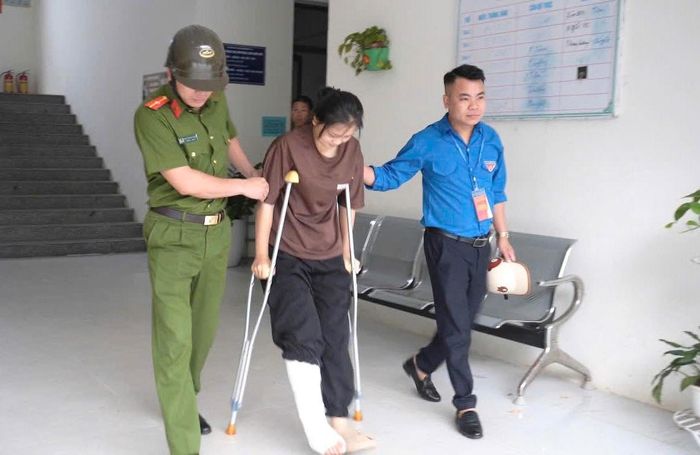 Nữ sinh Lù Thị Thơm được các lực lượng tình nguyện hỗ trợ đưa đến phòng thi