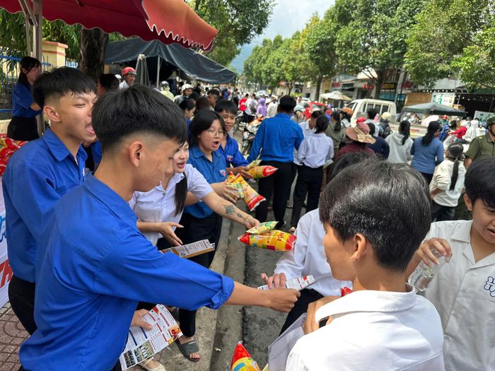 Các tình nguyện viên xã Krông Bông, tỉnh Đăk Lăk tiếp sức mùa thi có mặt từ sớm để hỗ trợ các thí sinh