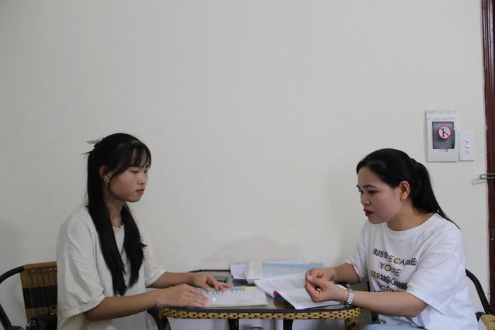 Em Linh Thị Thanh Thảo (bên trái) cùng cô giáo chủ nhiệm Nông Thị Khánh Hòa ôn tập lại kiến thức tại nơi nghỉ trước ngày thi. Ảnh Hoàng Tính